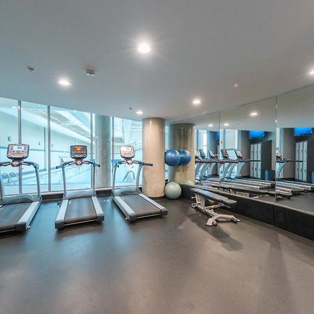 Central 1-Bedroom Apartment With Pool, Jacuzzi & Sauna Vancouver Exterior photo