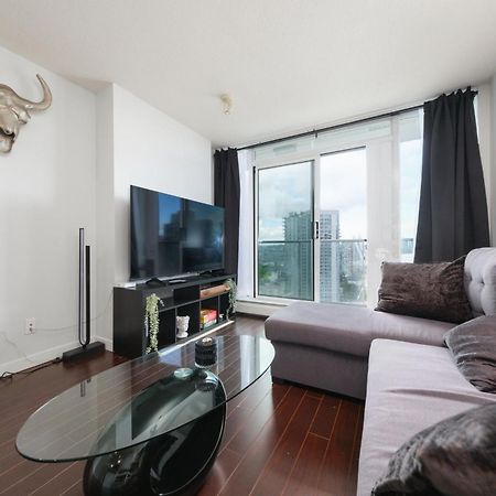 Central 1-Bedroom Apartment With Pool, Jacuzzi & Sauna Vancouver Exterior photo