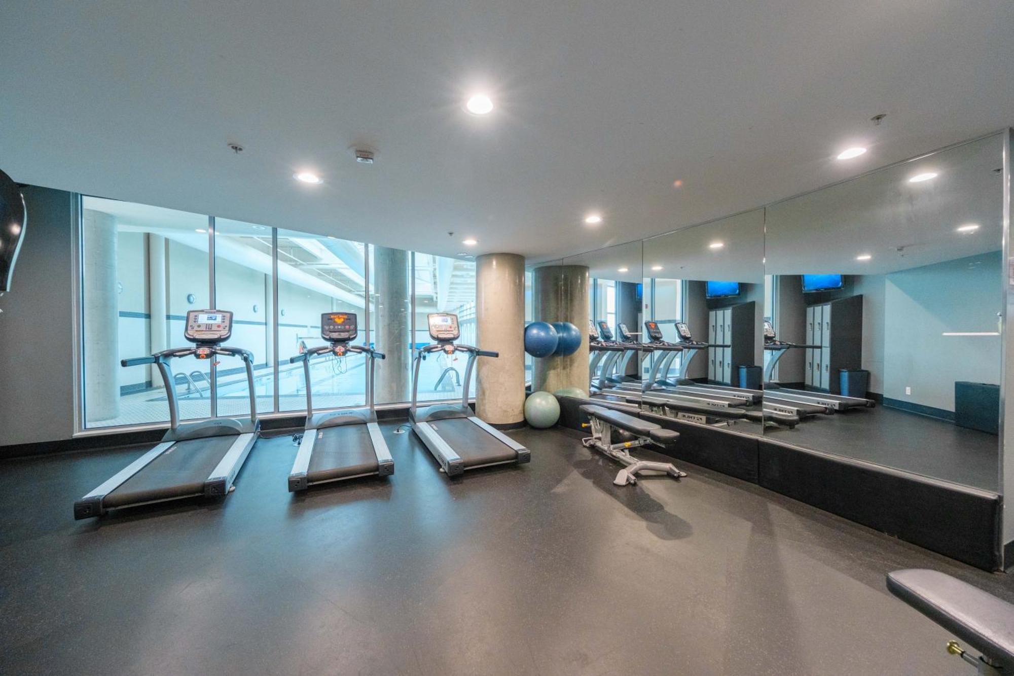 Central 1-Bedroom Apartment With Pool, Jacuzzi & Sauna Vancouver Exterior photo