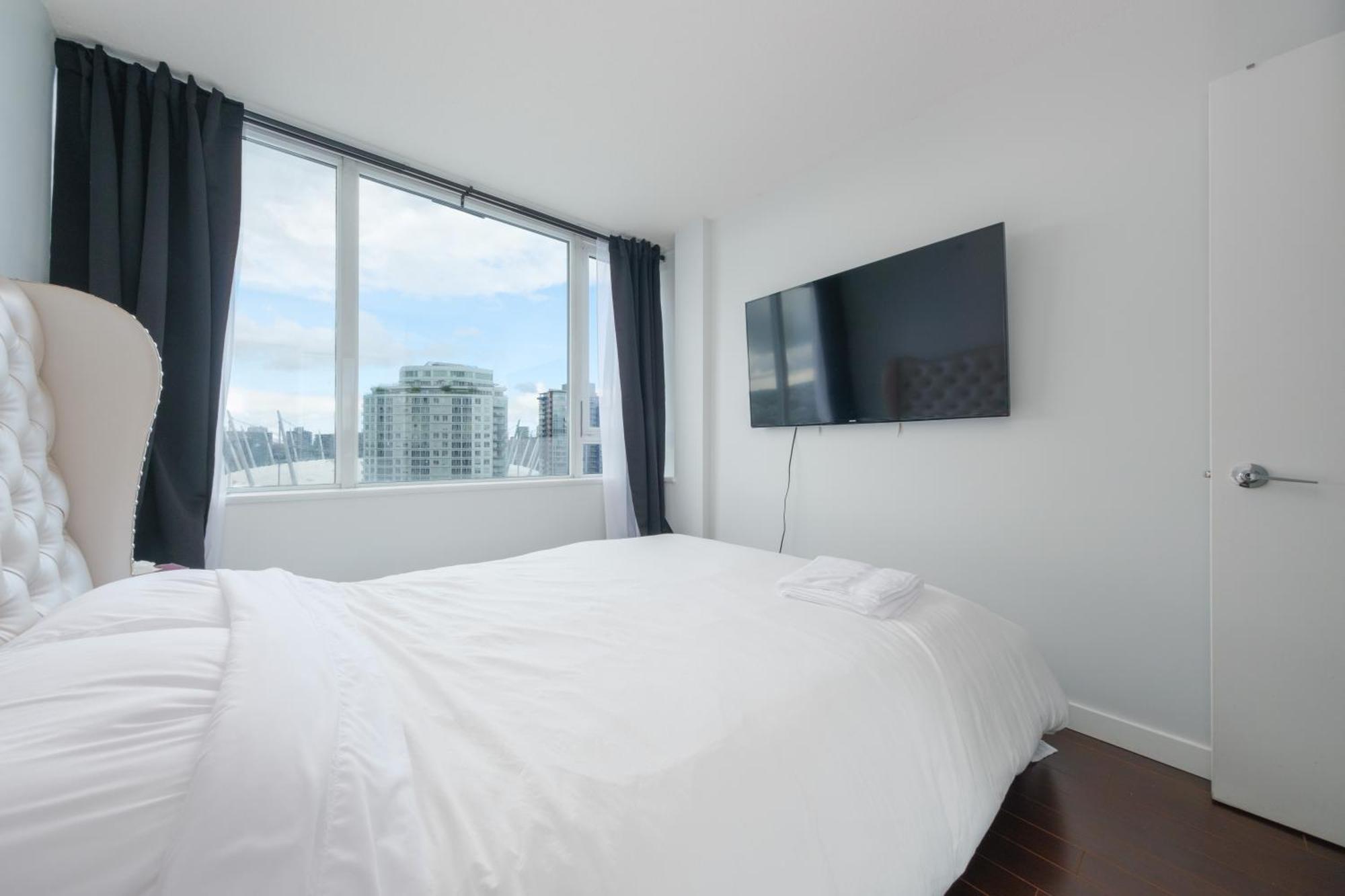Central 1-Bedroom Apartment With Pool, Jacuzzi & Sauna Vancouver Exterior photo