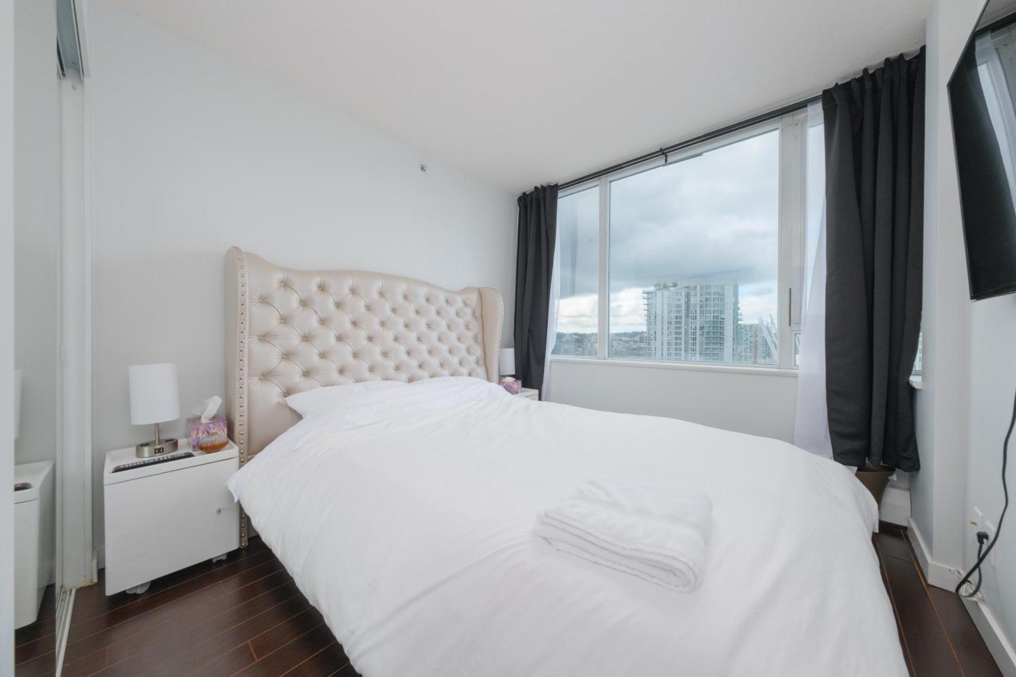 Central 1-Bedroom Apartment With Pool, Jacuzzi & Sauna Vancouver Exterior photo