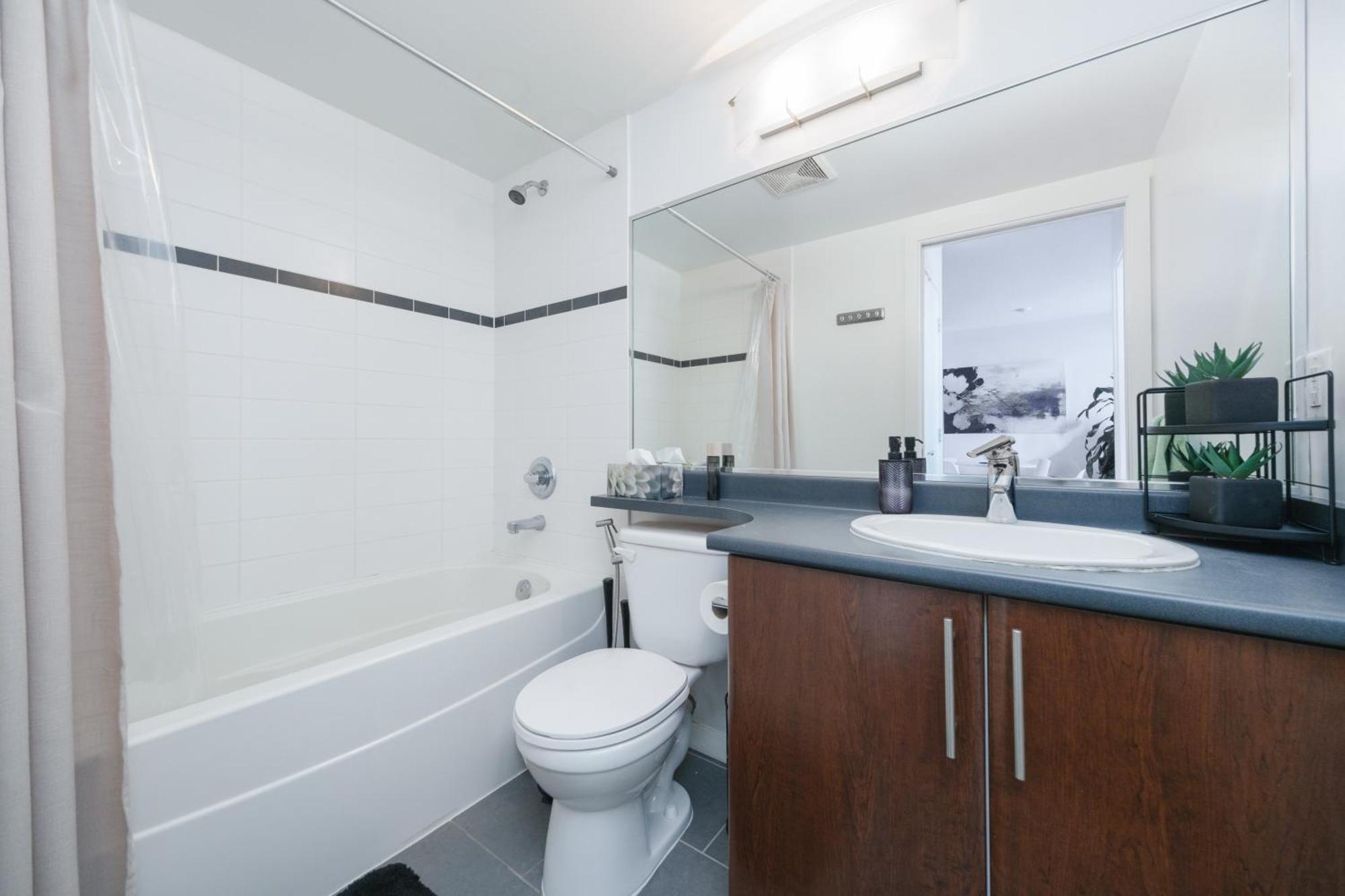 Central 1-Bedroom Apartment With Pool, Jacuzzi & Sauna Vancouver Exterior photo