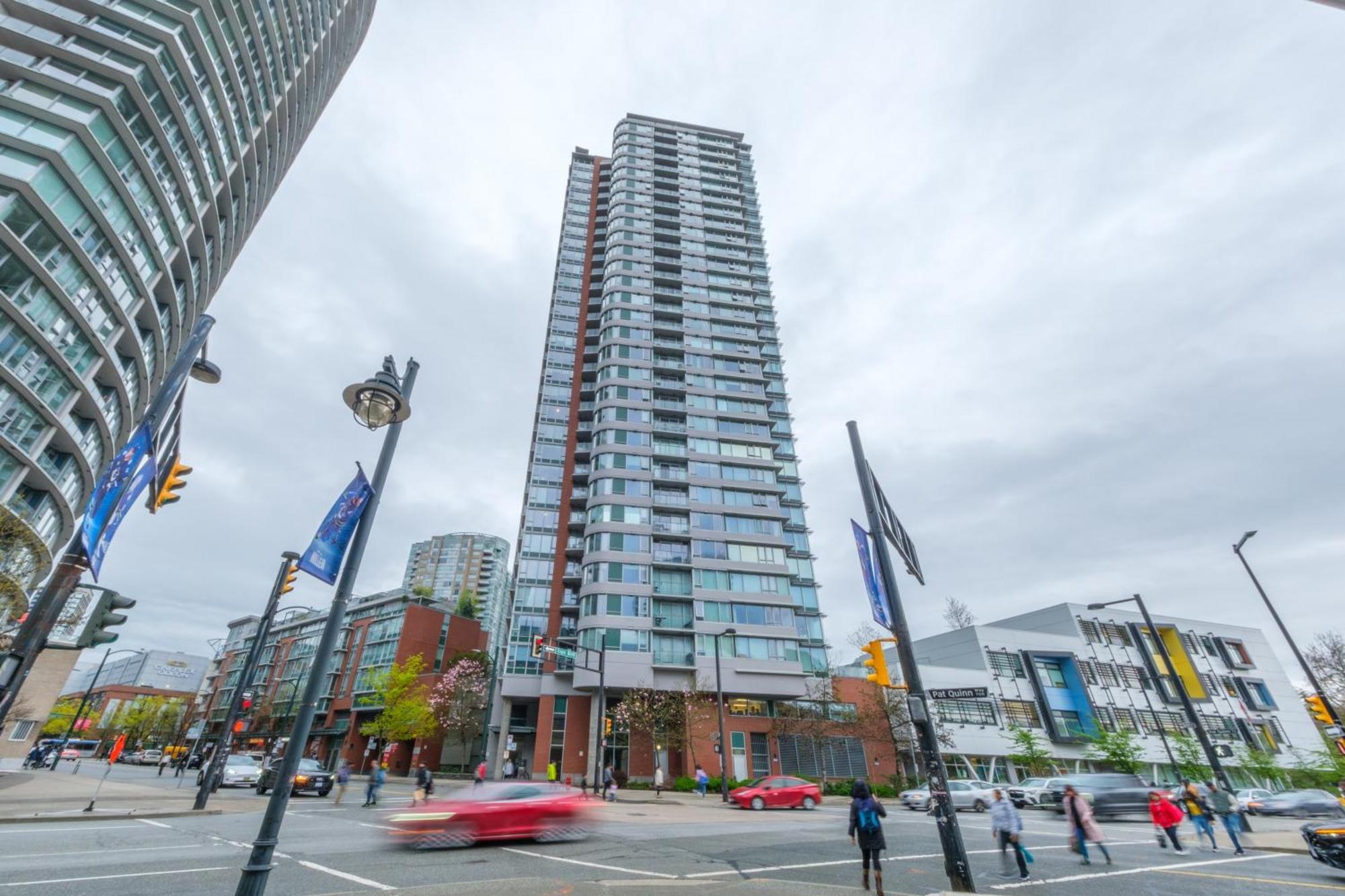 Central 1-Bedroom Apartment With Pool, Jacuzzi & Sauna Vancouver Exterior photo