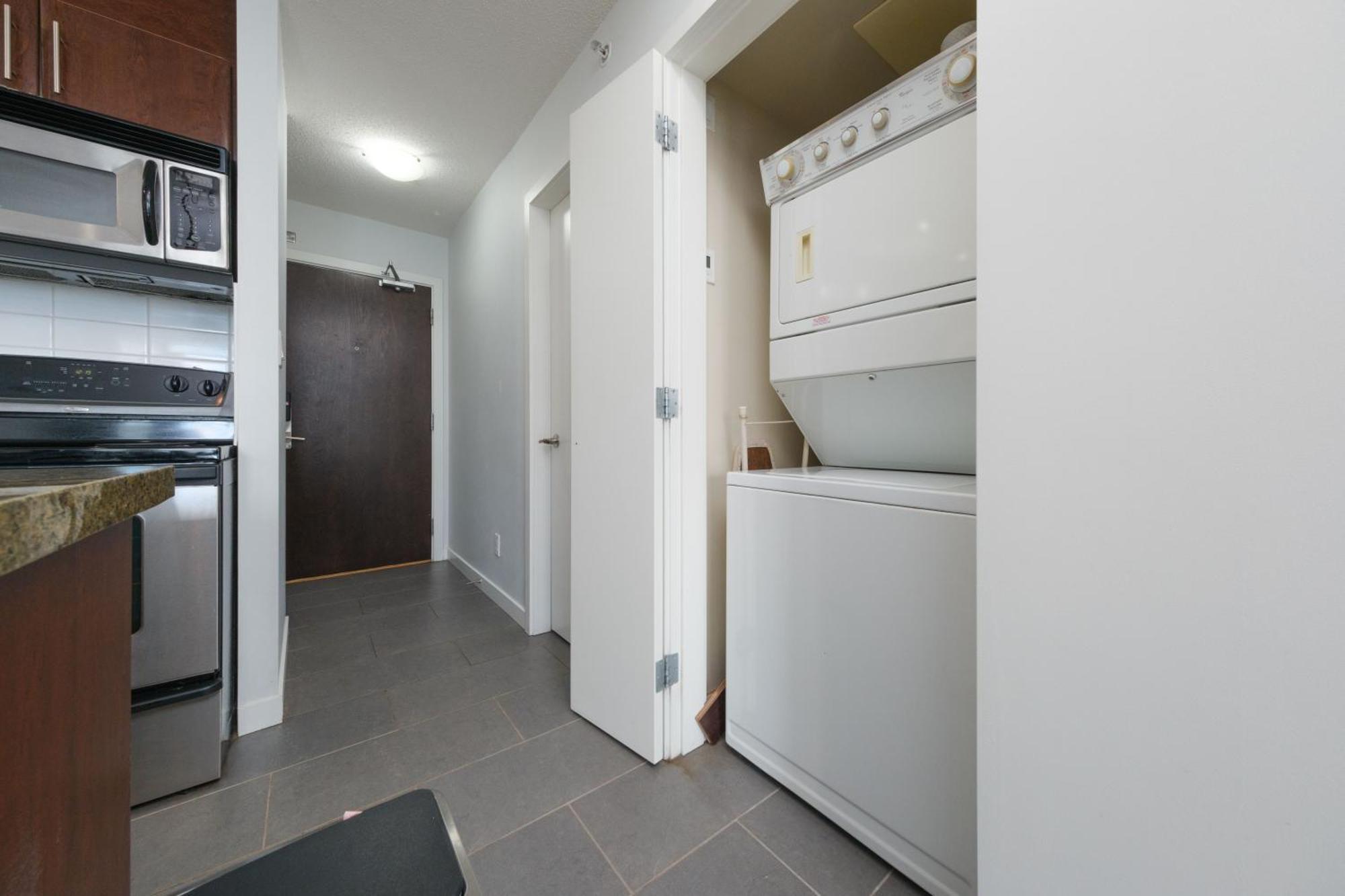 Central 1-Bedroom Apartment With Pool, Jacuzzi & Sauna Vancouver Exterior photo