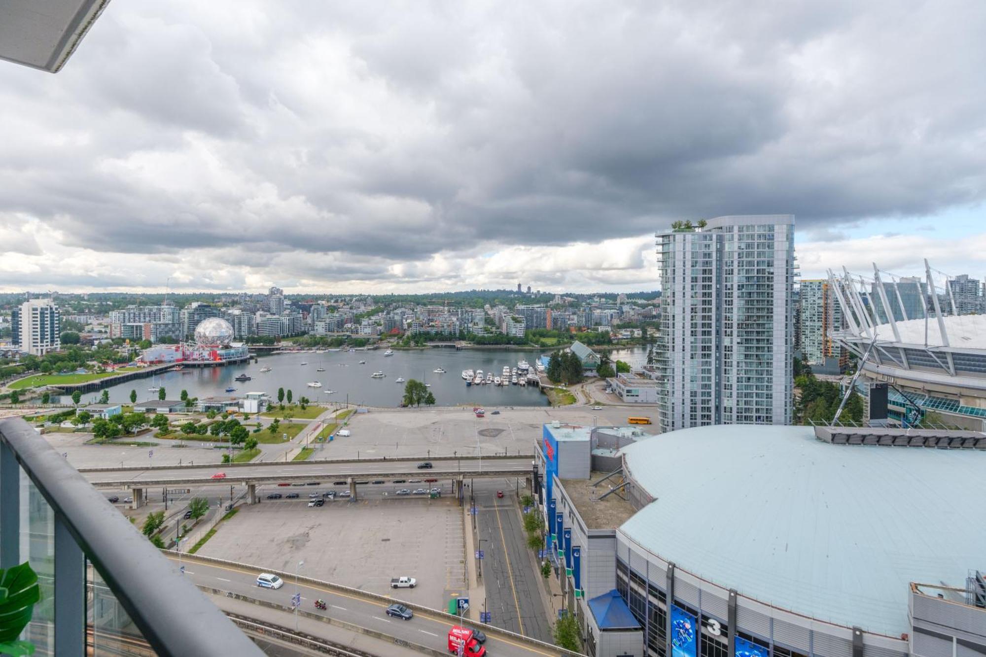 Central 1-Bedroom Apartment With Pool, Jacuzzi & Sauna Vancouver Exterior photo