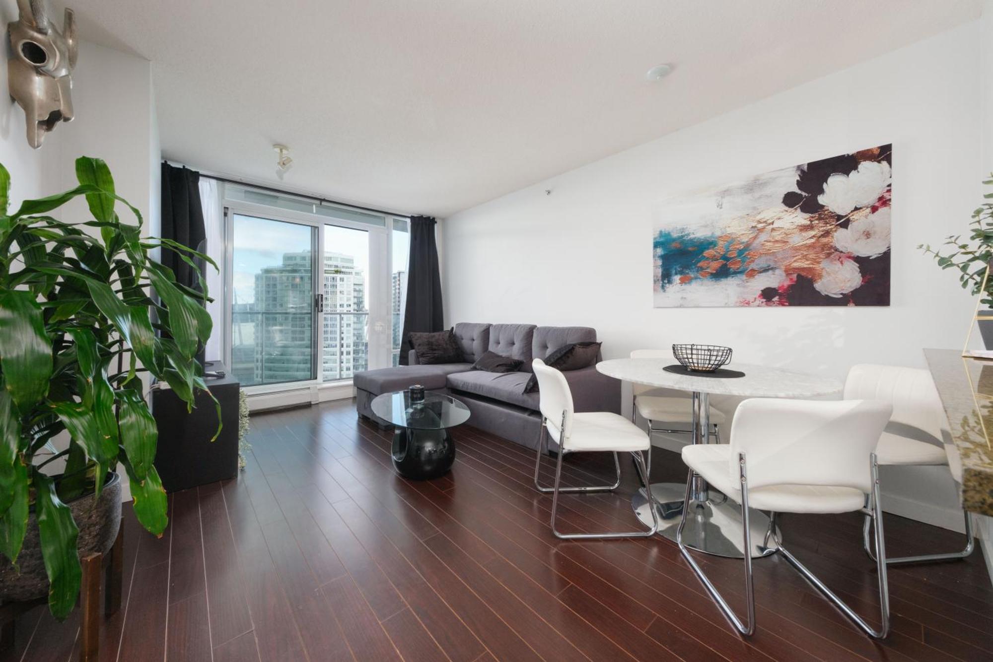 Central 1-Bedroom Apartment With Pool, Jacuzzi & Sauna Vancouver Exterior photo