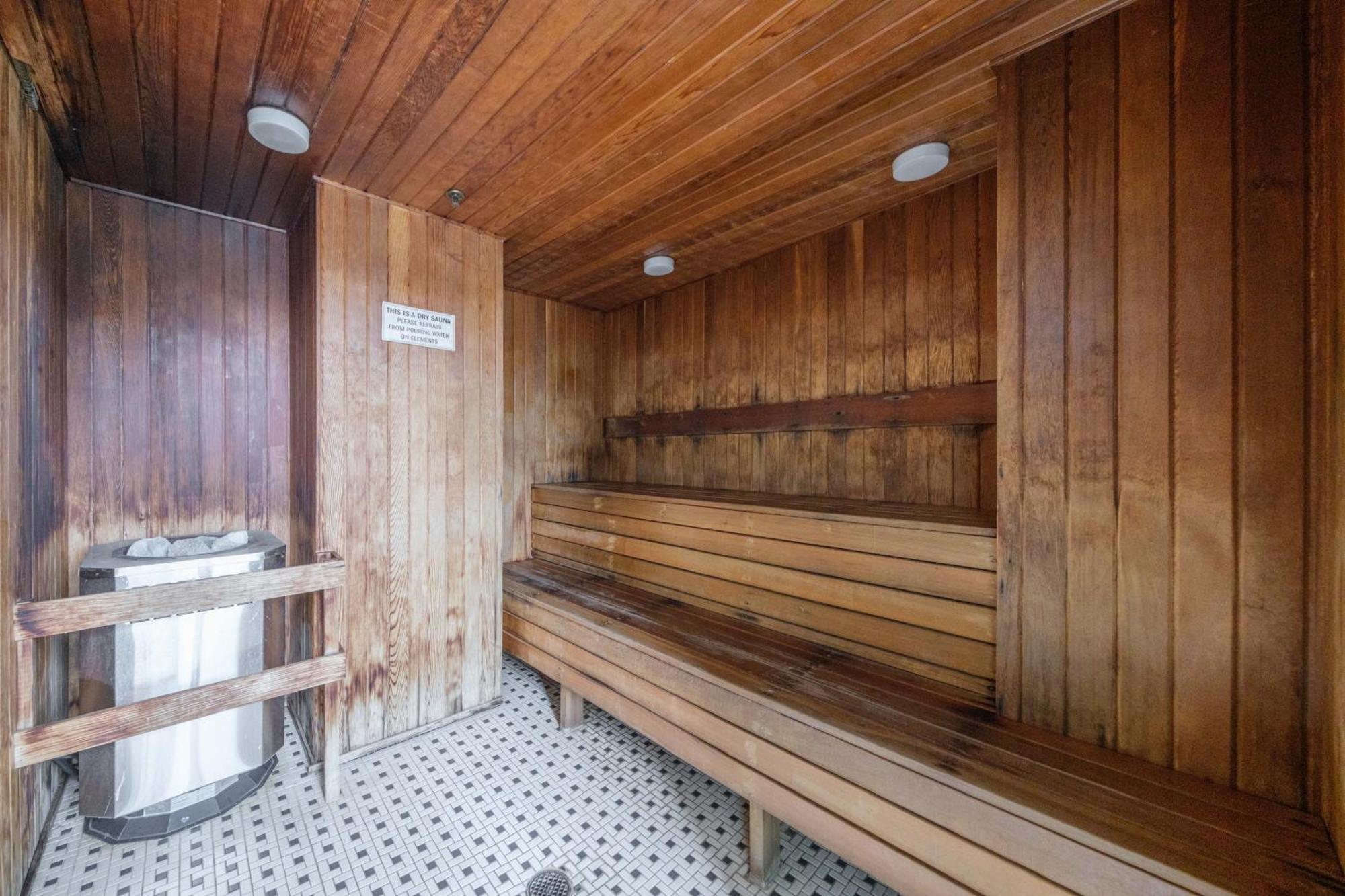 Central 1-Bedroom Apartment With Pool, Jacuzzi & Sauna Vancouver Exterior photo