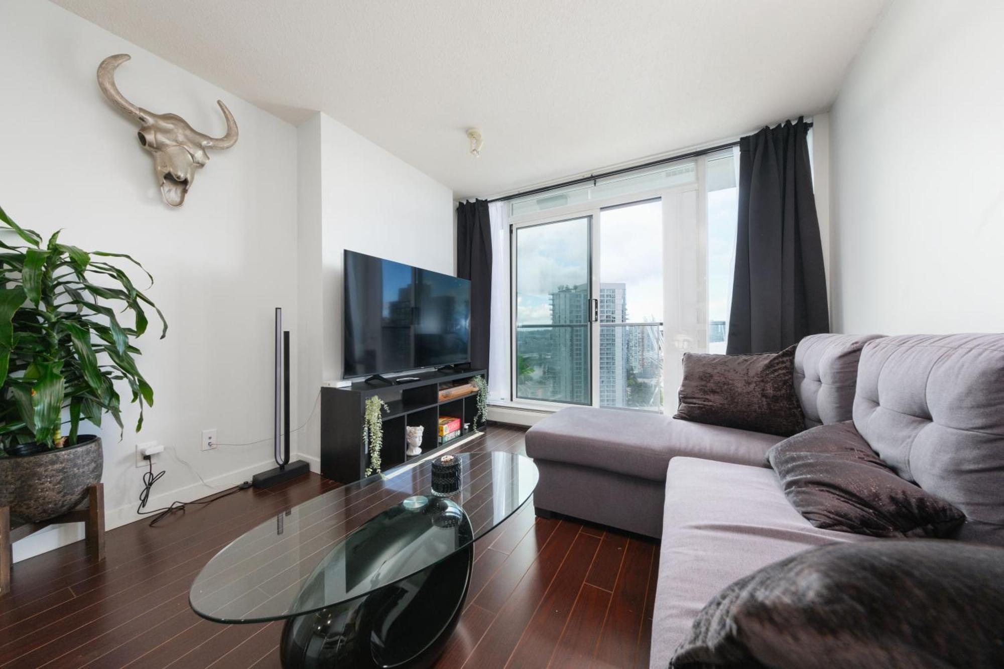 Central 1-Bedroom Apartment With Pool, Jacuzzi & Sauna Vancouver Exterior photo