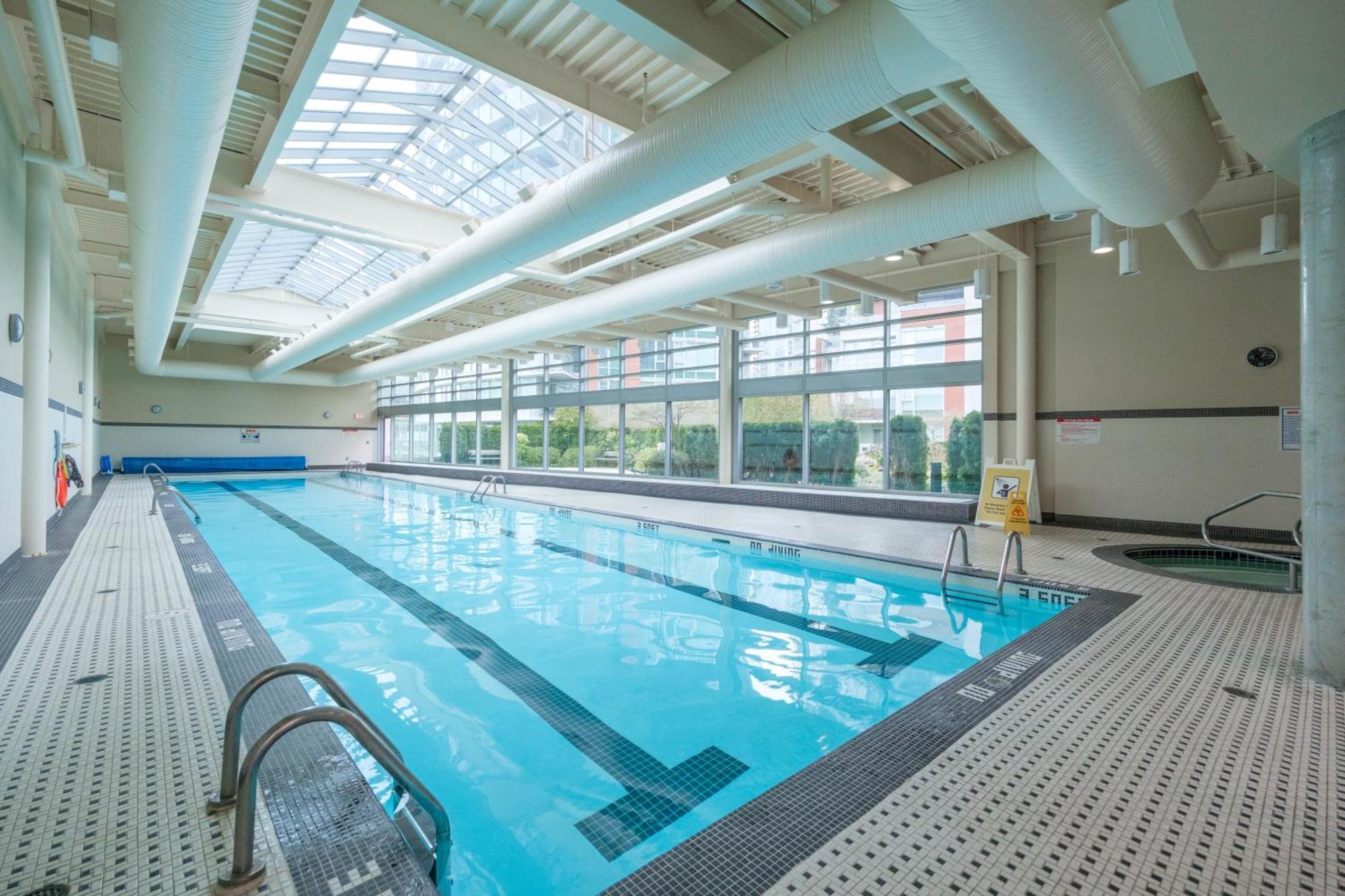 Central 1-Bedroom Apartment With Pool, Jacuzzi & Sauna Vancouver Exterior photo