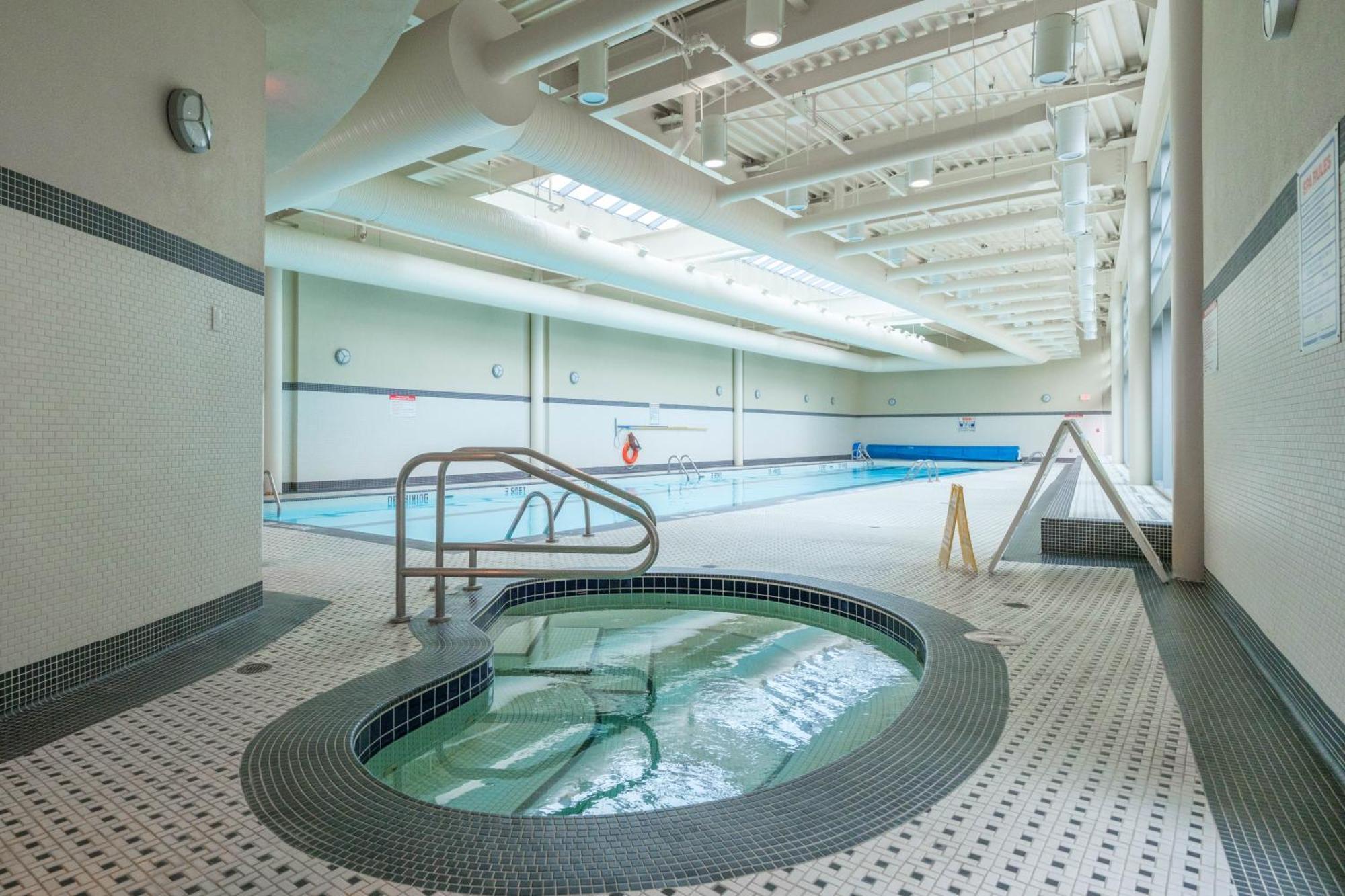 Central 1-Bedroom Apartment With Pool, Jacuzzi & Sauna Vancouver Exterior photo
