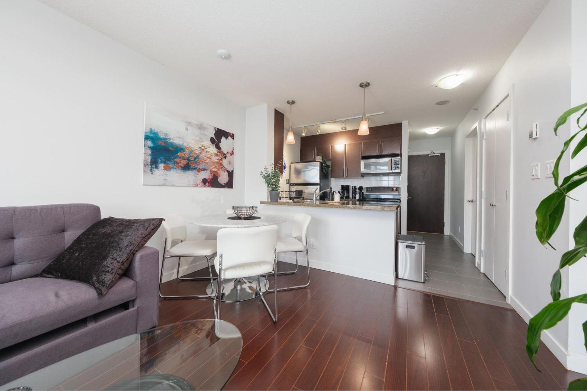 Central 1-Bedroom Apartment With Pool, Jacuzzi & Sauna Vancouver Exterior photo